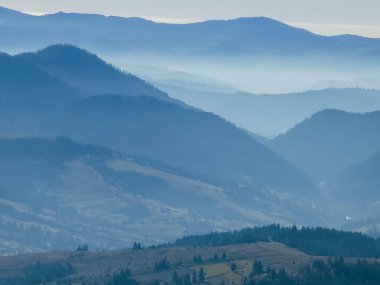 Sabah Karpatların güzel dağları
