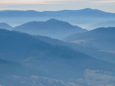 sonbahar sabahı Karpat Dağları.