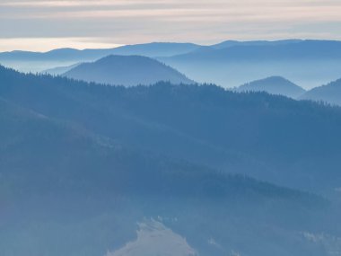 Sabah gün doğumunda dağ manzarası