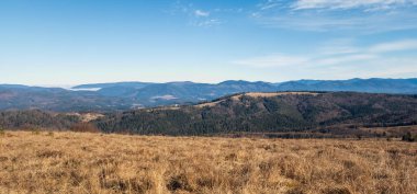 Ağaçlar ve dağlarla dolu güzel sonbahar manzarası