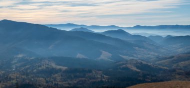 Ukrayna 'nın patrik dağlarında sonbahar manzarası. Karpat Dağları 'nın hava manzarası.