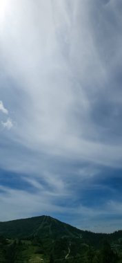 Sabahleyin dağların manzarası