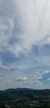 Dağlarla, doğayla ve seyahat gökyüzüyle güzel bir manzara