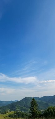 Dağ ve mavi gökyüzü olan güzel bir manzara.