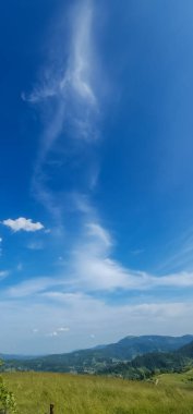 Mavi gökyüzü ve bulutlu yaz manzarası