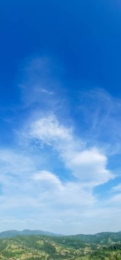 Bulutlu mavi gökyüzü