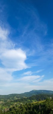 Mavi gökyüzü ile güzel bir manzara