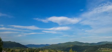 Dağları ve bulutları olan güzel bir manzara
