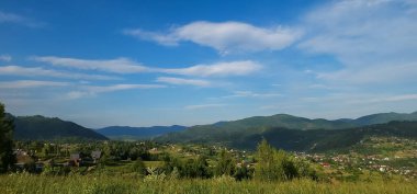 Dağlardaki köyün güzel dağ manzarası.