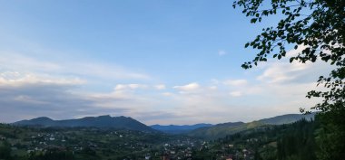 Dağları ve bulutları olan güzel bir manzara