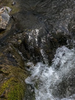 Dağlardaki nehrin güzel manzarası