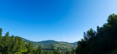 Dağlarda dağları olan güzel bir manzara.