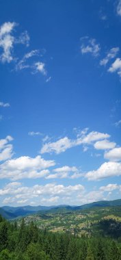 Mavi gökyüzü ve bulutlu güzel bir manzara.