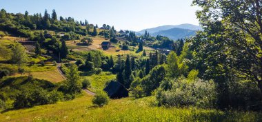 Dağ sırası olan güzel bir manzara.