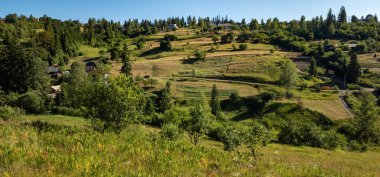 Dağların ve nehrin manzarası