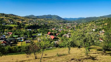 Köydeki dağların güzel manzarası