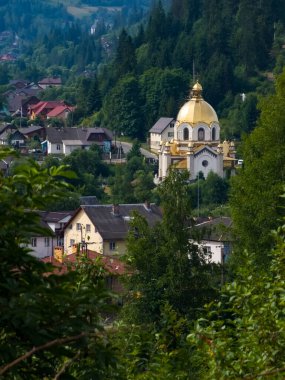 Yazın dağın tepesindeki köy.