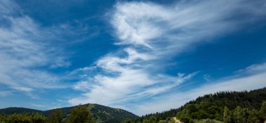 Dağlarda sıradağları olan güzel bir manzara.