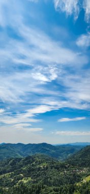 Dağ ve mavi gökyüzü olan güzel bir manzara.