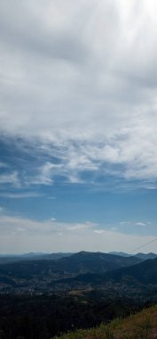 Ağacı ve mavi gökyüzü olan güzel bir manzara.