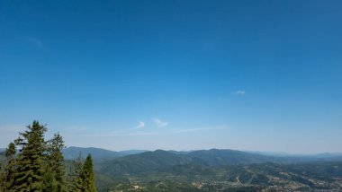 Dağlardaki güzel yaz manzarası