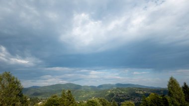 Bulutlu güzel dağ manzarası