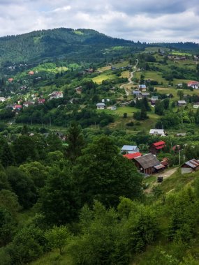 Ukrayna dağlarındaki köy.