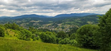 Karpatların dağlarındaki köyün manzarası