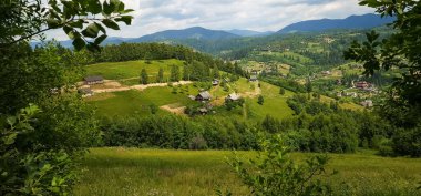 Dağlarda dağları olan güzel bir manzara.