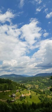 Mavi gökyüzü ve bulutlu yaz manzarası