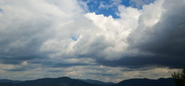 Gökyüzünde güzel bulutlar. mavi gökyüzü ve bulutların arkaplanı.