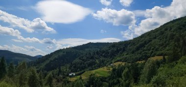 Dağlarda dağları olan güzel bir manzara.