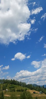 Dağ ve mavi gökyüzü olan güzel bir manzara.