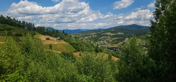 Ukrayna 'da bir dağ köyü olan yaz manzarası.