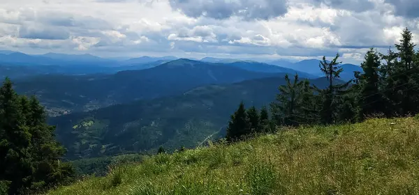 Dağları olan güzel bir manzara. Seyahat, doğa.