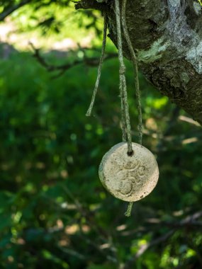 Ağaçta asılı tahta bir zincirin dikey görüntüsü.