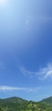 Nehir ve mavi gökyüzü olan güzel bir manzara.