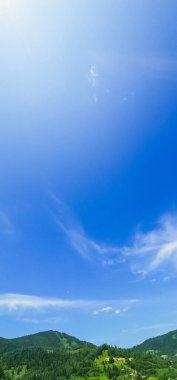 Mavi gökyüzü olan güzel bir manzara.