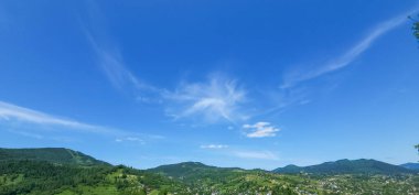 Dağ ve mavi gökyüzü olan güzel bir manzara.