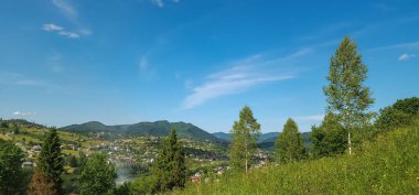 Arka planda dağlar olan güzel yaz manzarası.