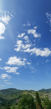 Bulutlu güzel bir manzara.