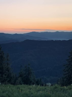 Dağlarda güzel bir gün batımı