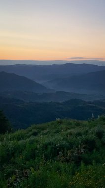 Dağın üstünde güzel bir gün batımı