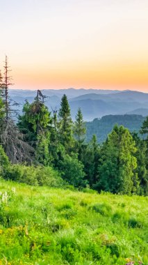 dağlarda güzel gün batımı