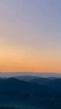 Dağlarda güzel bir gün batımı