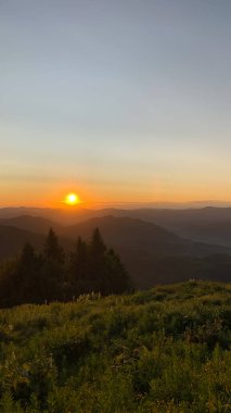 Dağlarda güzel bir gün batımı