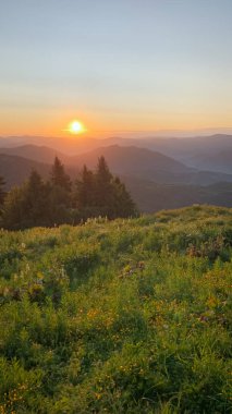 Dağlarda güzel bir gün batımı