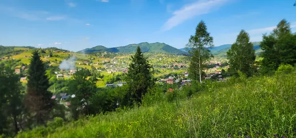 Köydeki dağların manzarası