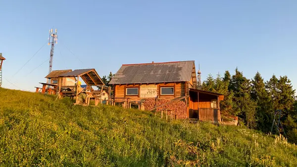 Ukrayna Karpatya 'sında ahşap bir ev