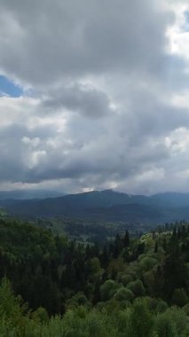 Bulutlu güzel dağ manzarası